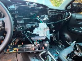Operação policial desarticula quadrilha especializada em furtos de Hilux em Uberaba e Uberlândia Caminhonete Hilux recuperada e parcialmente desmontada durante operação policial contra furtos de veículos em Minas Gerais.