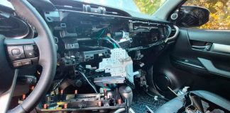 Operação policial desarticula quadrilha especializada em furtos de Hilux em Uberaba e Uberlândia Caminhonete Hilux recuperada e parcialmente desmontada durante operação policial contra furtos de veículos em Minas Gerais.