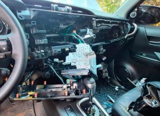 Operação policial desarticula quadrilha especializada em furtos de Hilux em Uberaba e Uberlândia Caminhonete Hilux recuperada e parcialmente desmontada durante operação policial contra furtos de veículos em Minas Gerais.
