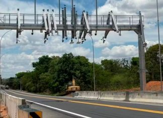 ANTT autoriza reajuste e tarifas da BR-262 sob gestão da Way-262 sofrem aumento Cabine de praça de pedágio em rodovia asfaltada com veículos passando.