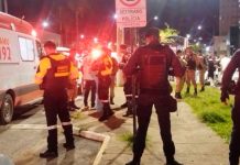 Jovem é esfaqueada pelo ex com o filho de 1 ano no colo em Araxá; suspeito é preso Viatura policial estacionada em rua urbana com movimentação de segurança.