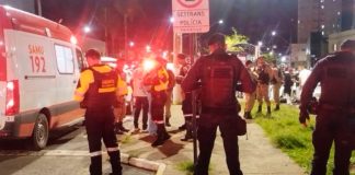 Jovem é esfaqueada pelo ex com o filho de 1 ano no colo em Araxá; suspeito é preso Viatura policial estacionada em rua urbana com movimentação de segurança.
