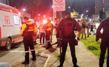 Jovem é esfaqueada pelo ex com o filho de 1 ano no colo em Araxá; suspeito é preso Viatura policial estacionada em rua urbana com movimentação de segurança.