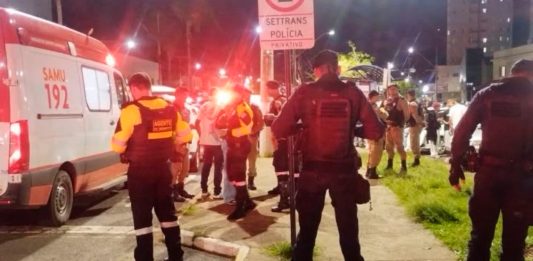 Jovem é esfaqueada pelo ex com o filho de 1 ano no colo em Araxá; suspeito é preso Viatura policial estacionada em rua urbana com movimentação de segurança.