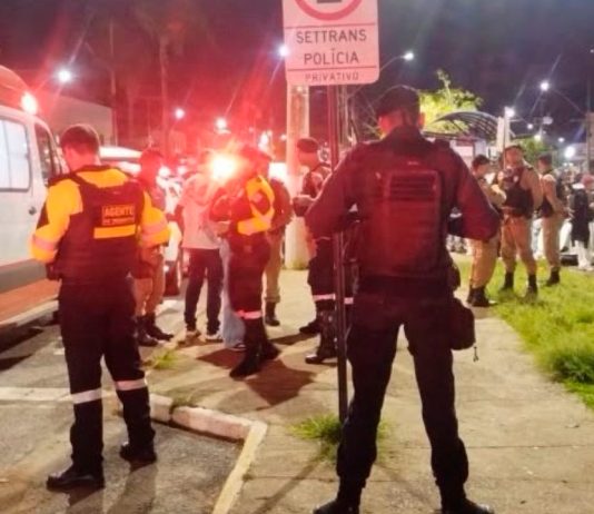 Jovem é esfaqueada pelo ex com o filho de 1 ano no colo em Araxá; suspeito é preso Viatura policial estacionada em rua urbana com movimentação de segurança.