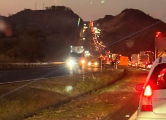 Trânsito complicado: Acidente em praça de pedágio e obras na BR-050 travam fluxo antes do feriado prolongado Veículos enfrentando trânsito lento em rodovia da BR-050 durante o feriado prolongado