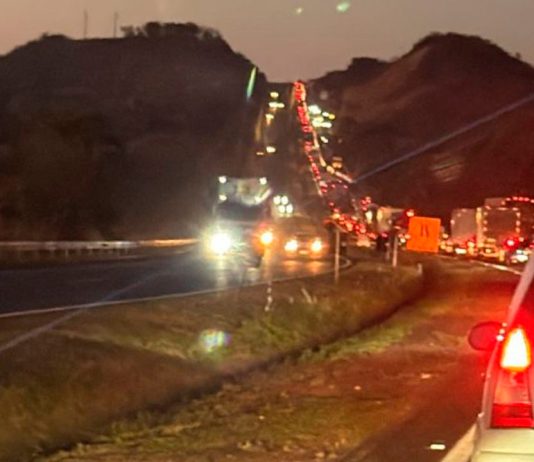 Trânsito complicado: Acidente em praça de pedágio e obras na BR-050 travam fluxo antes do feriado prolongado Veículos enfrentando trânsito lento em rodovia da BR-050 durante o feriado prolongado
