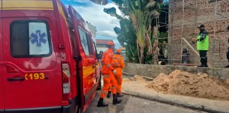 Trabalhador de 45 anos morre após queda de andaime em igreja de Araxá Viatura dos bombeiros em operação de atendimento após acidente de trabalho em igreja de Araxá.