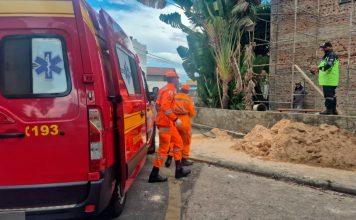 Trabalhador de 45 anos morre após queda de andaime em igreja de Araxá Viatura dos bombeiros em operação de atendimento após acidente de trabalho em igreja de Araxá.