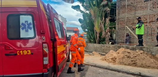 Trabalhador de 45 anos morre após queda de andaime em igreja de Araxá Viatura dos bombeiros em operação de atendimento após acidente de trabalho em igreja de Araxá.