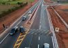 Entenda como vão funcionar os radares contra conversões proibidas em Uberlândia Placa de sinalização e trecho do Anel Viário Sul em Uberlândia onde novos radares estão sendo instalados