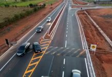 Entenda como vão funcionar os radares contra conversões proibidas em Uberlândia Placa de sinalização e trecho do Anel Viário Sul em Uberlândia onde novos radares estão sendo instalados