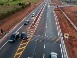 Entenda como vão funcionar os radares contra conversões proibidas em Uberlândia Placa de sinalização e trecho do Anel Viário Sul em Uberlândia onde novos radares estão sendo instalados